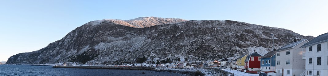 La cittadina di Alnes ... con Ålesund sullo sfondo a sinistra dell'immagine.