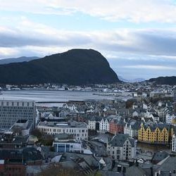 Ålesund dall'alto verso il l'Oceano